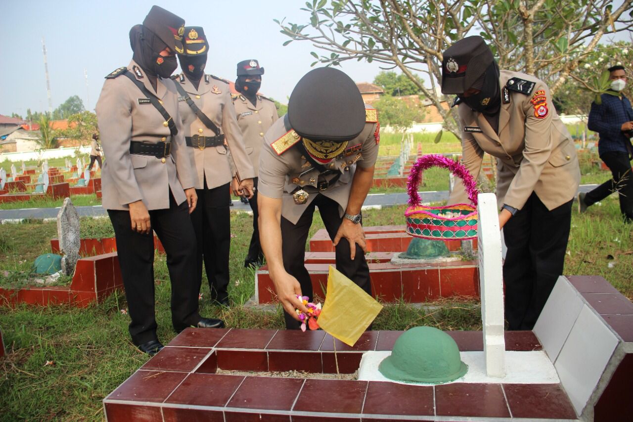 Jelang HUT Polwan Ke-73, Polwan Polda Banten Ziarah Tabur Bunga di Taman Makam Pahlawan