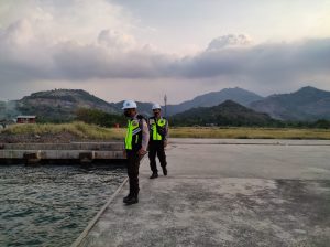 Personel Ditpamobvit Polda Banten Bersama Security PT Pelindo II Banten Lakukan Patroli di Kawasan Perusahaan