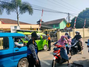 Dalam Rangka Penegakan Disiplin Kepada Masyarakat Polsek Ciampea Melaksanakan PPKM Level 4