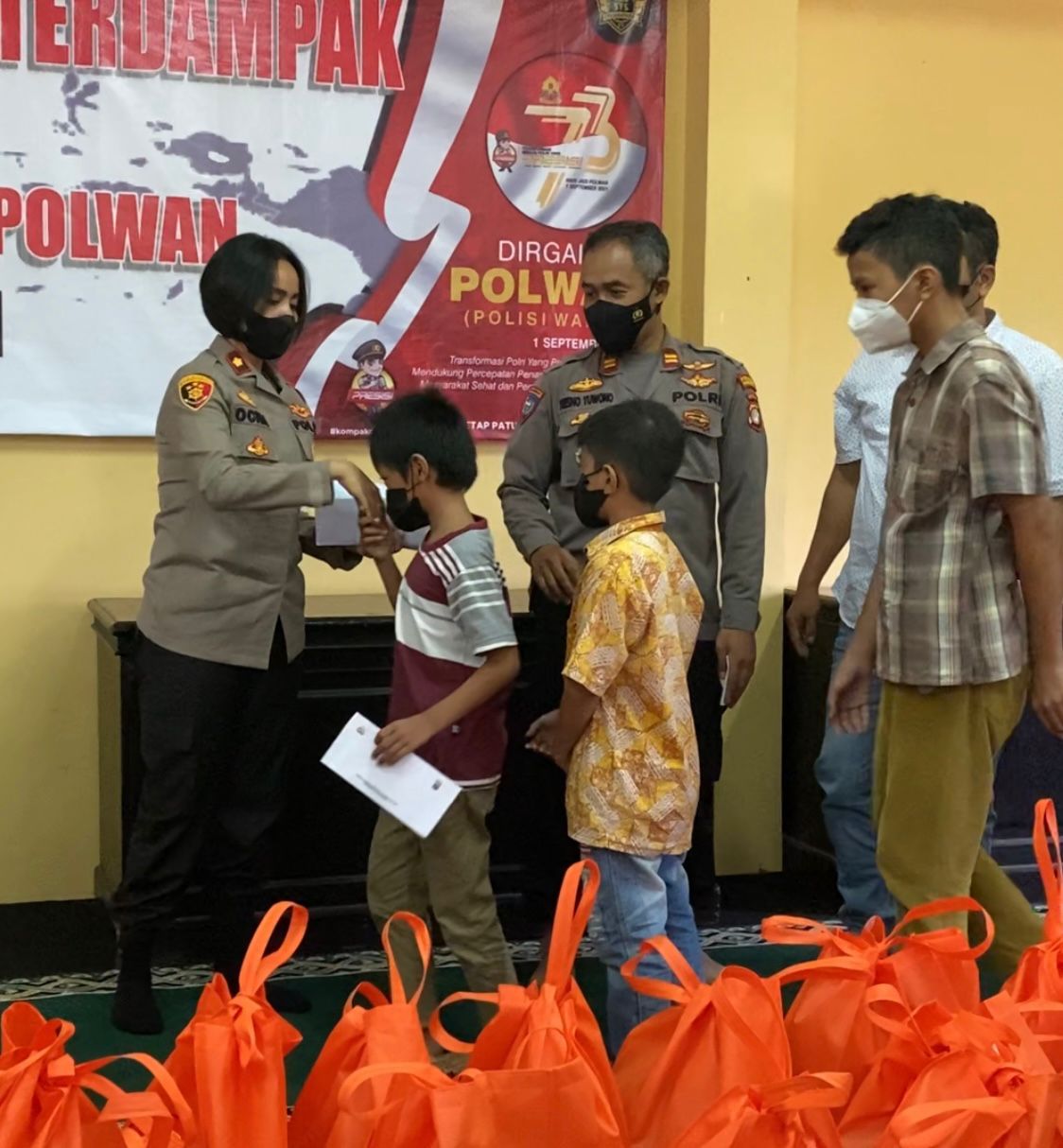 Peringati HUT Polwan, Polsek Tanjung Duren Santuni Anak Yatim