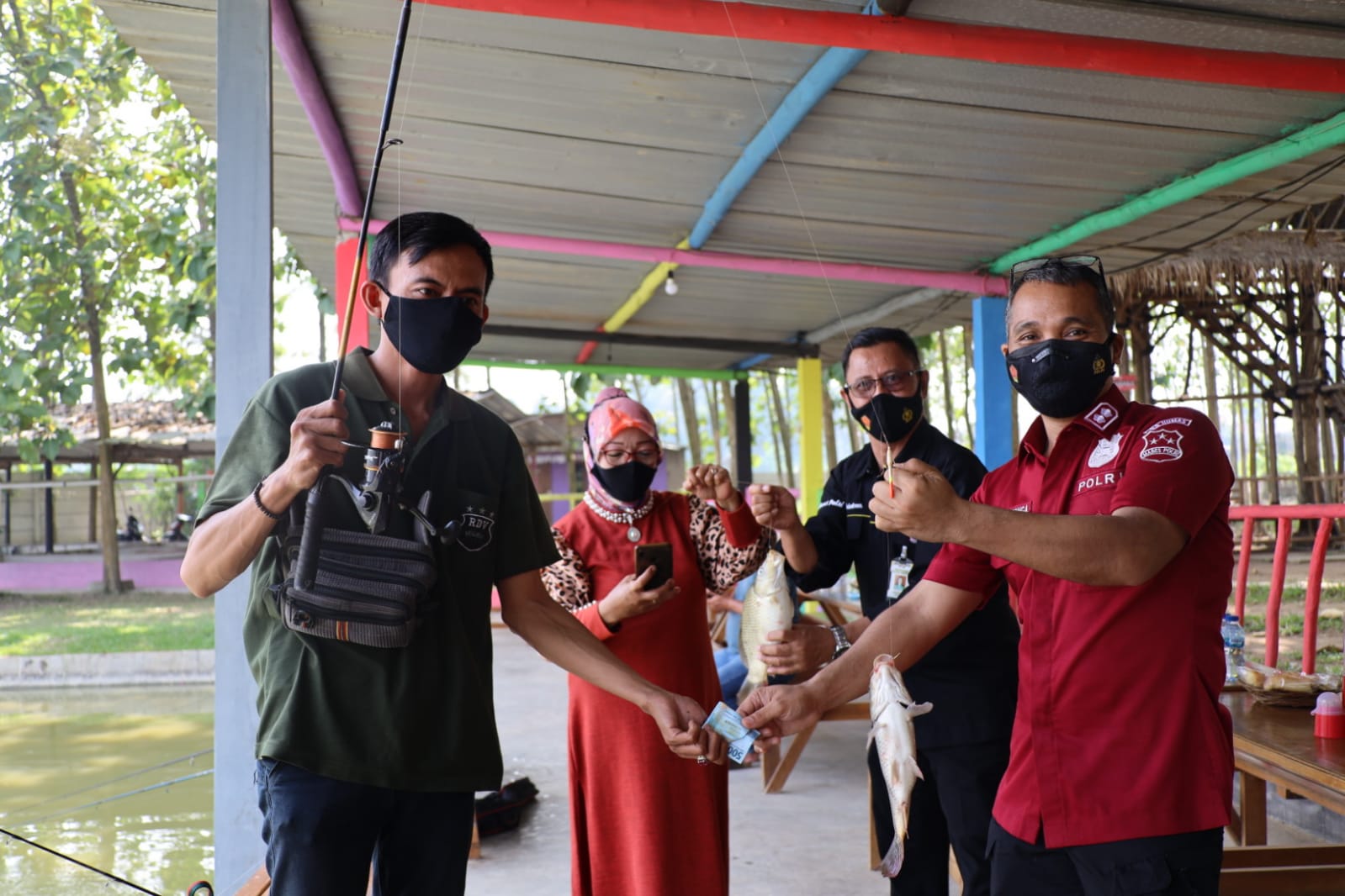 Pererat Sinergi, Bidhumas Polda Banten Mancing Bersama Media Mitra Polda Banten