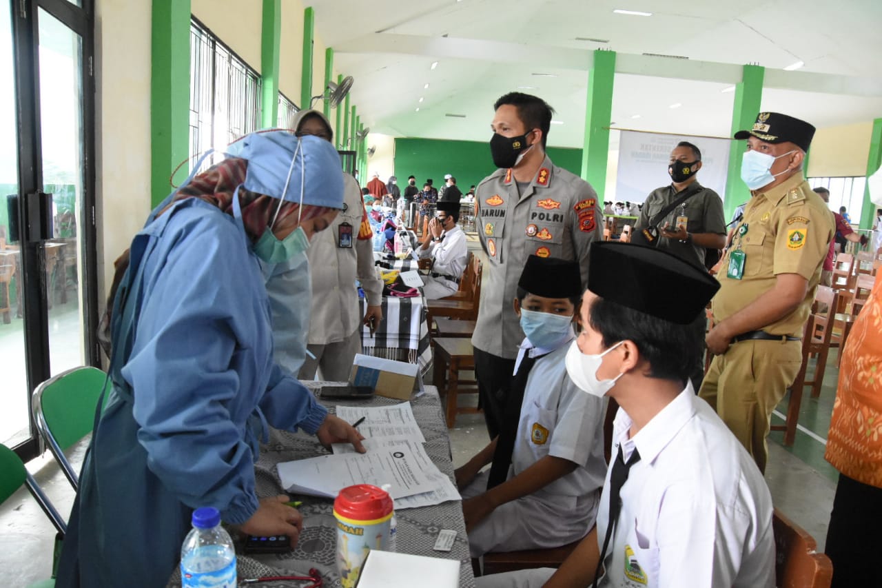 Kapolres Bogor Tinjau Vaksinasi Merdeka dan berikan Sembako di Pondok Pesantren Darul Rahman