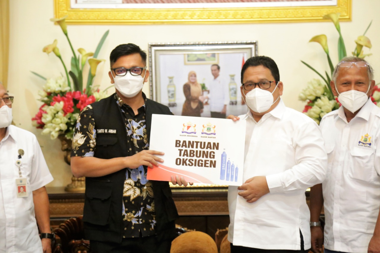 Wabup Tanto Terima Bantuan Tabung Oksigen dan Regulator Dari Kadin Provinsi Banten