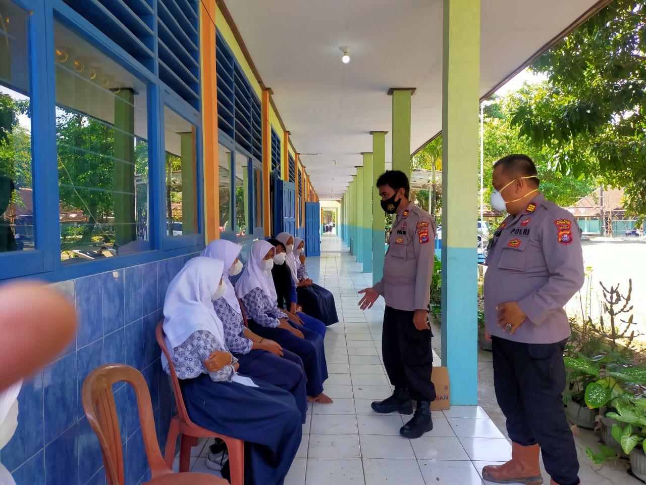 Kapolsek Sumur Bersama Kasi Humas Polres Pandeglang Beri Arahan Vaksinasi Kepada Pelajar SMP