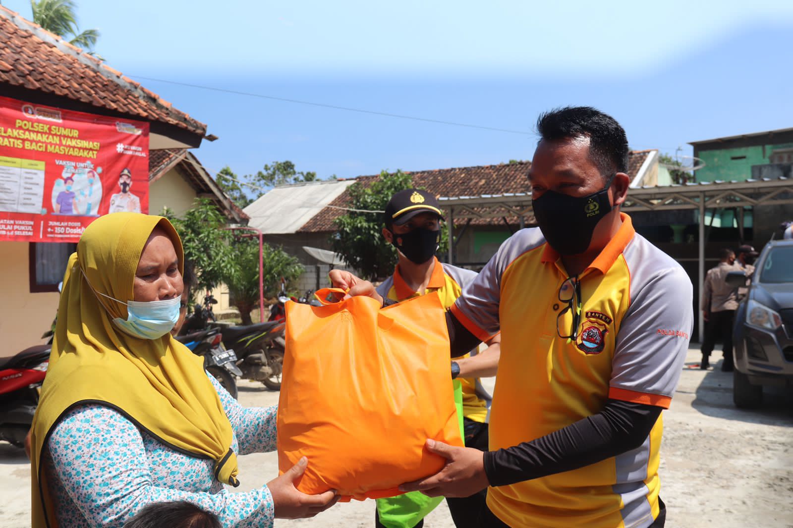 Polda Banten Salurkan Ratusan Bantuan Sosial Kepada Masyarakat Sumur