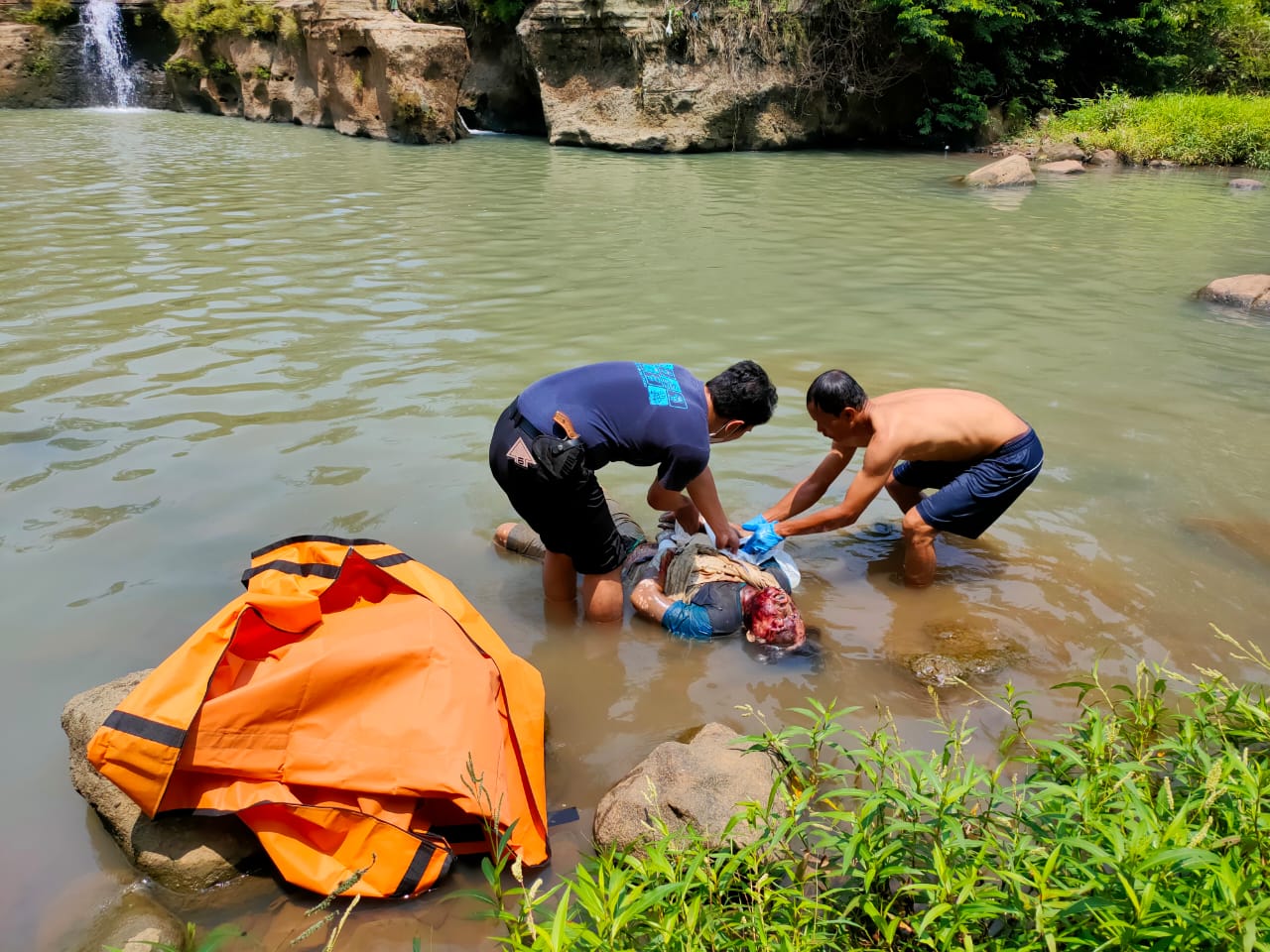 Team INAFIS Polres Pandeglang Evakuasi Mayat di Bendungan Talaga