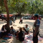 Polsek Carita Patroli Dan Himbauan Protokol Kesehatan Di Objek Wisata Pantai