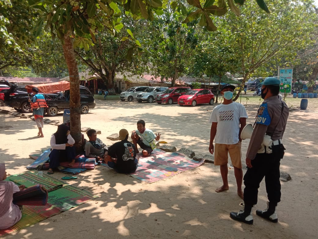 Polsek Carita Patroli Dan Himbauan Protokol Kesehatan Di Objek Wisata Pantai