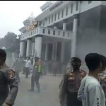 Kapolsek Pandeglang Selamatkan Bendera Saat Aksi Demo