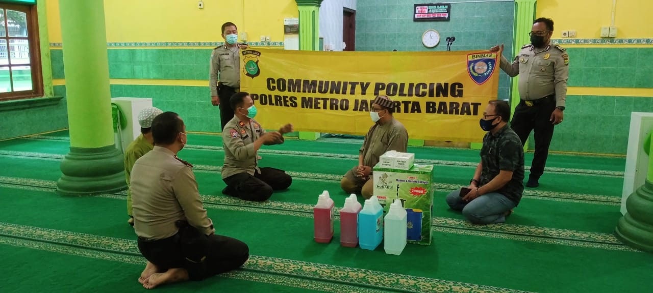 Community Policing Sat Binmas Polres Jakbar Bagikan Alat Media Protokol Kesehatan