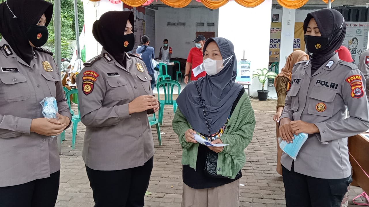 Pendekar Srikandi Ditpamobvit Polda Banten Bagikan Masker di Kegiatan Vaksinasi