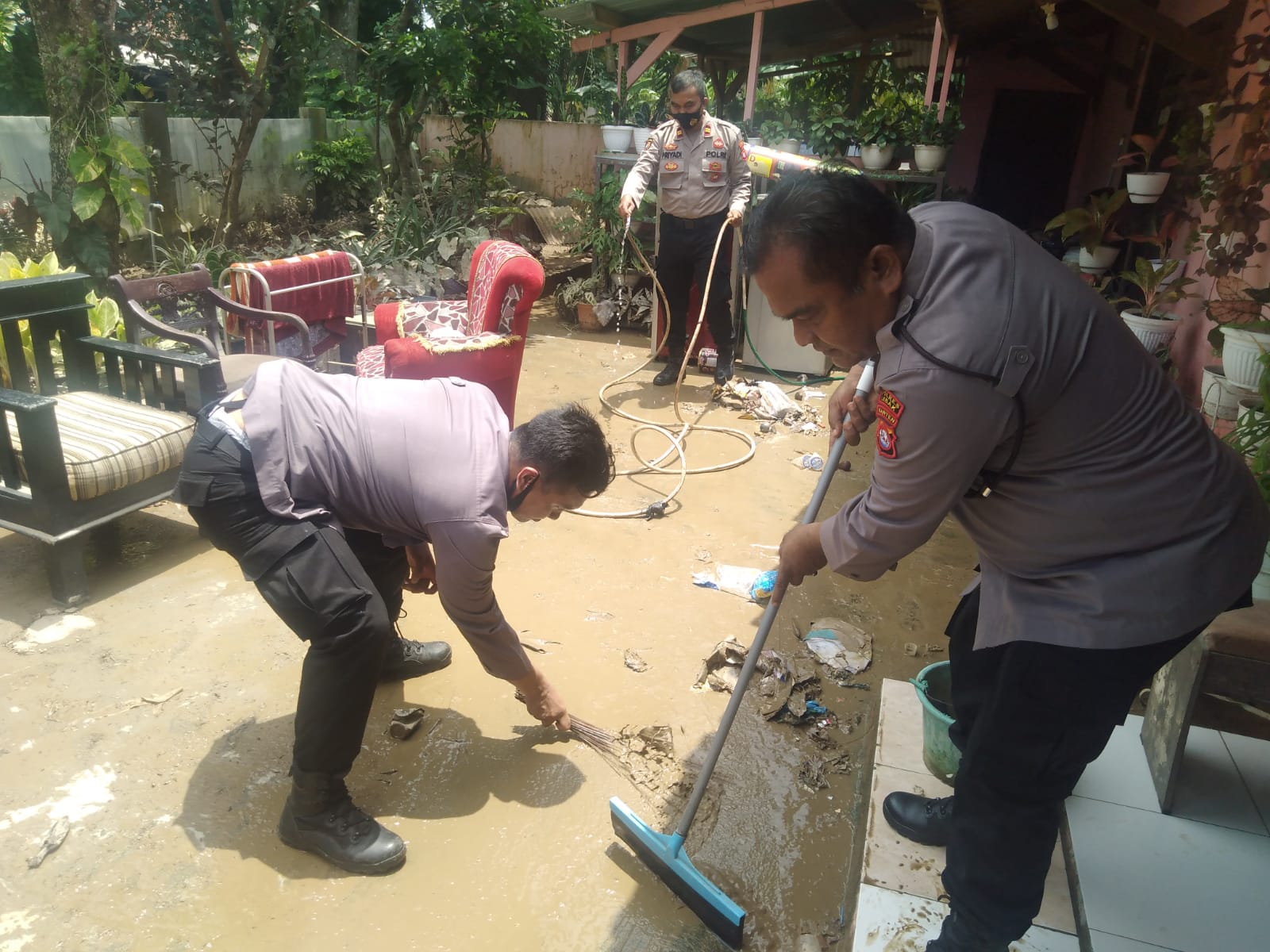 Pasca Banjir, Personil Sat Samapta Polres Lebak Polda Banten Bantu Warga Bersihkan Material lumpur