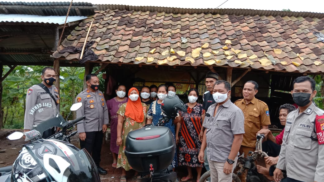 Polsek Mancak Polres Cilegon Polda Banten, Bagikan Masker Gratis Kepada Komunitas Emak - Emak