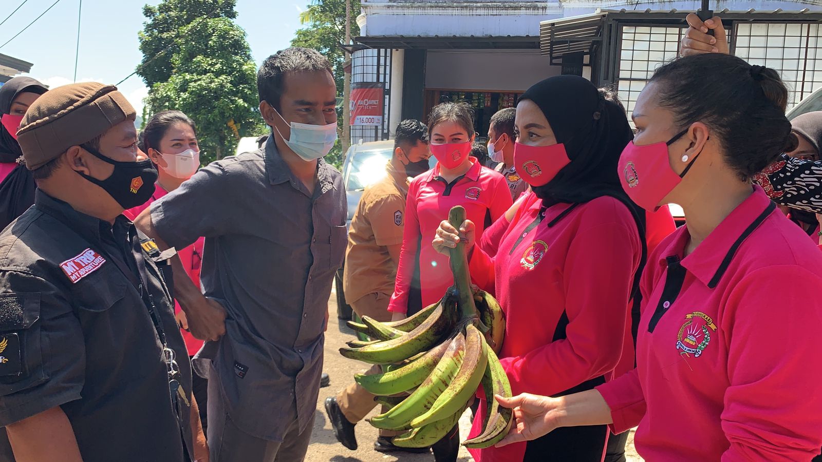 Lepas Ratusan Paket Sembako, Camat Mandalawangi Apresiasi Pelaksanaan Baksos Bhayangkari 