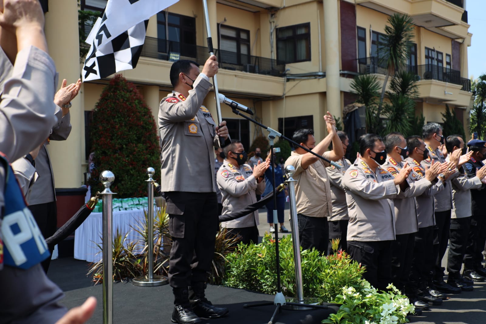 Kapolda Banten Lepas Pendistribusian Baksos dan Vaksinasi Massal