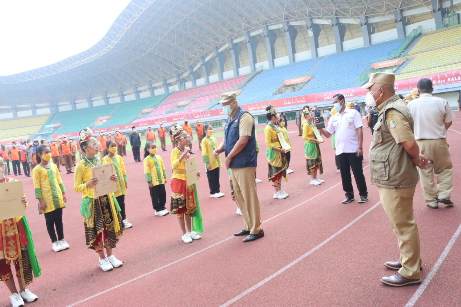 Wali Kota dan Wakil Wali Kota Serahkan Penghargaan Kepada Sanggar Tari Maulina