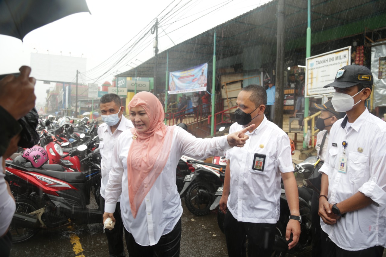 Sembari Hujan -Hujanan, Bupati Irna Cek Drainase Pasar Pandeglang