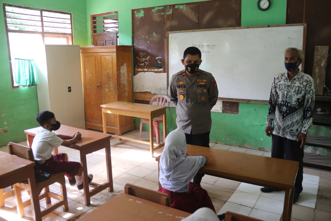 Wakapolda Banten Kunjungi SDN Majalaya Tunjung Teja Berbagi Alat Perlengkapan Sekolah