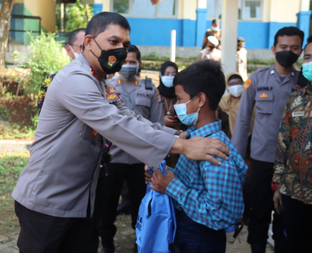 Wakapolda Banten Kunjungi SMPN 2 Tunjung Teja Berbagi Alat Perlengkapan Sekolah