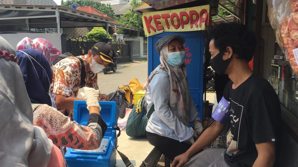 Warga Jati Cempaka Antusias Dapatkan Vaksinasi Keliling