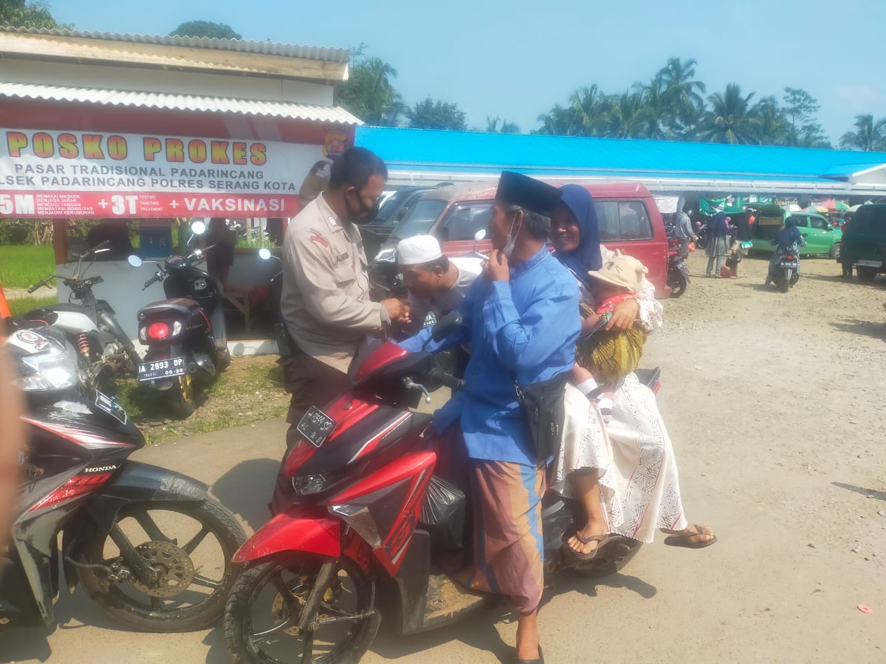 Polsek Padarincang Polres Serang Kota Bagikan Masker dipasar Tradisional