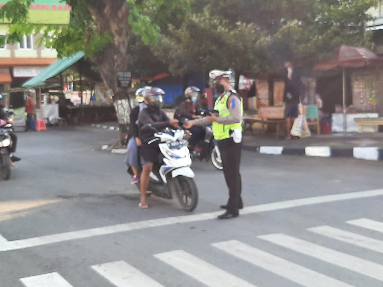 Selama Ops. Patuh Candi, Satlantas Polres Kendal Terus Laksanakan Kegiatan Dikmas Bagi Masker dan Brosur