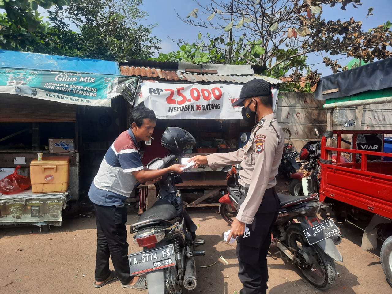 Polsek Serang Polres Serang Kota Rutin Bagikan Masker Gratis Kepada Warga