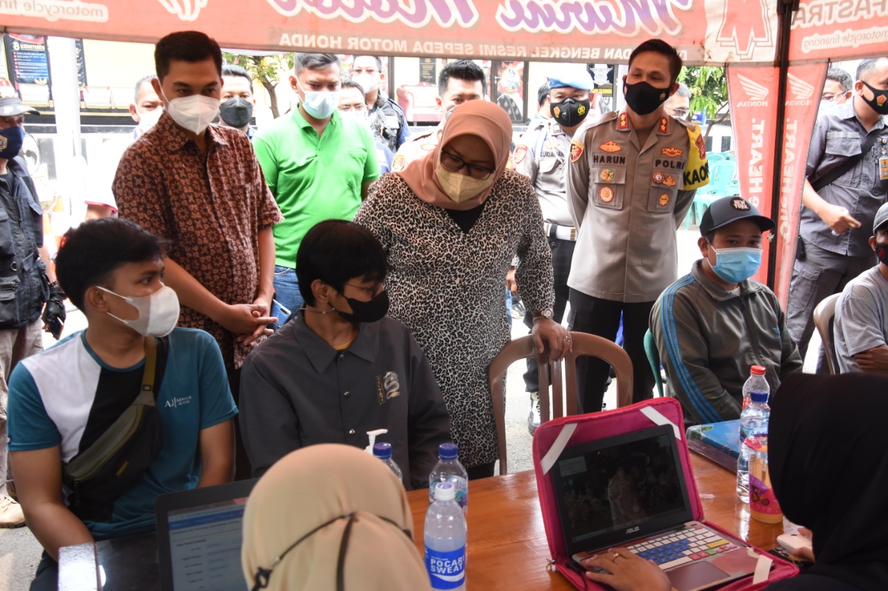 Bupati Bogor Bersama Kapolres Tinjau Langsung Pelaksanaan Vaksinasi Covid19 di Polsek Cileungsi