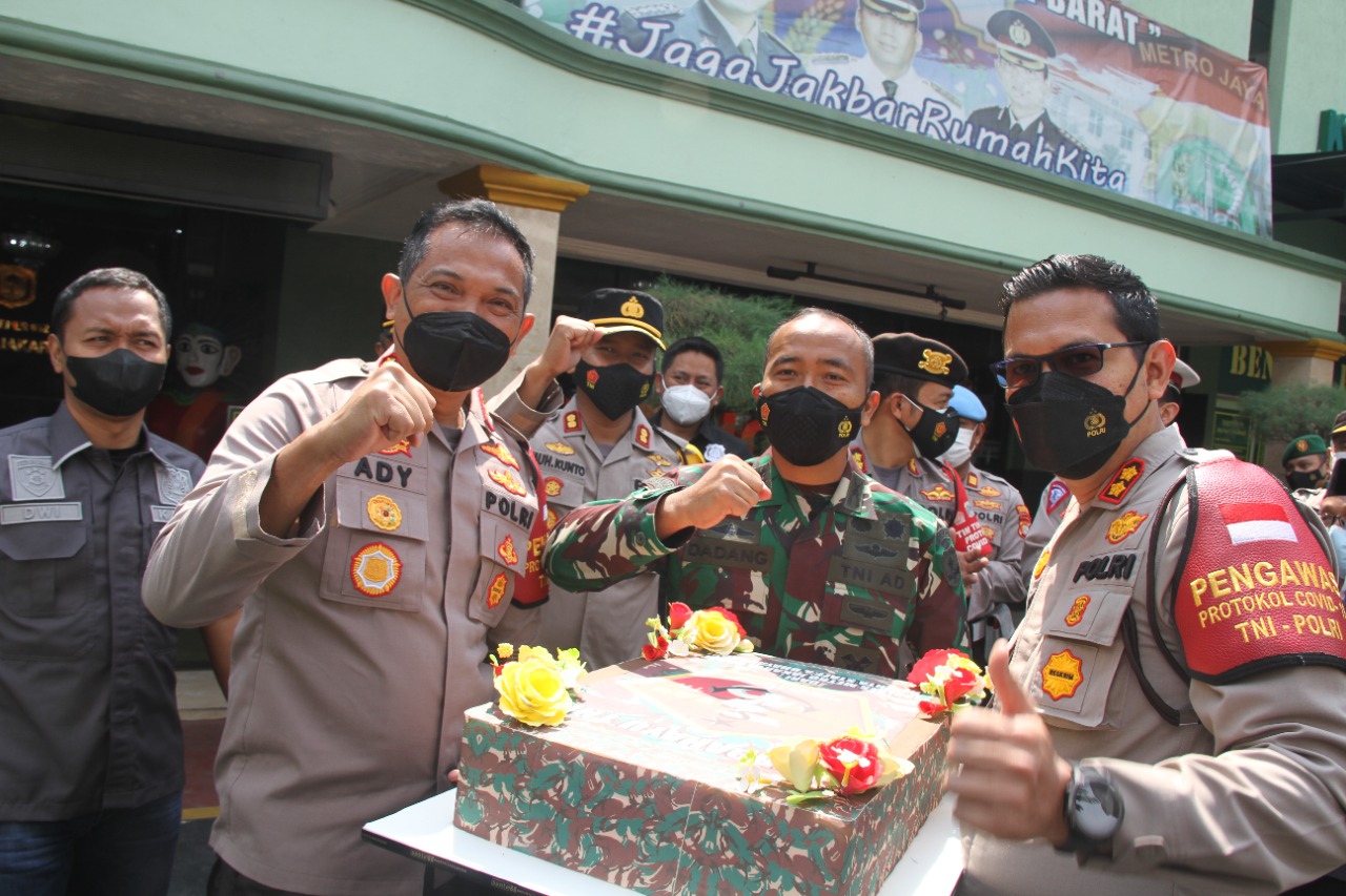 HUT TNI ke 76, Puluhan Personel Polres Metro Jakarta Barat Gruduk Mako Kodim 0503 JB