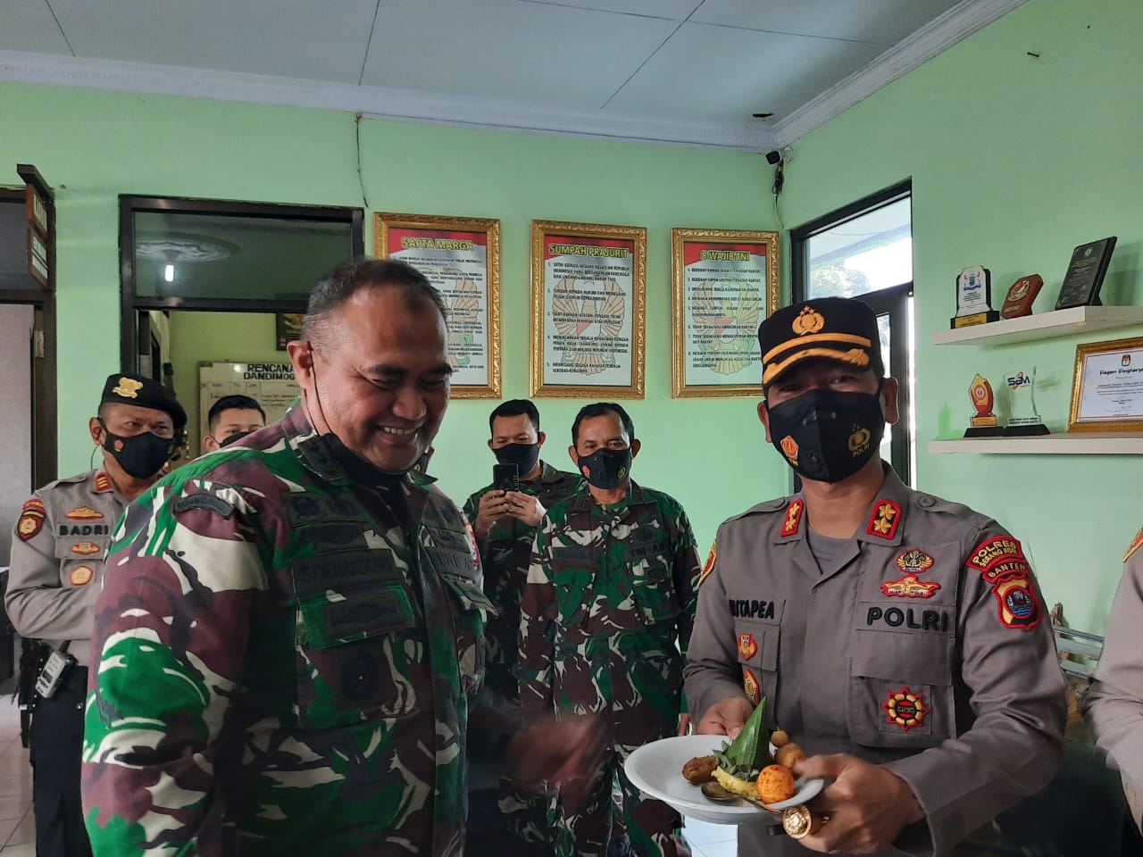 HUT TNI Ke-76, Kapolres Serang Kota Berikan Kejutan Kepada Kodim 0602/Serang