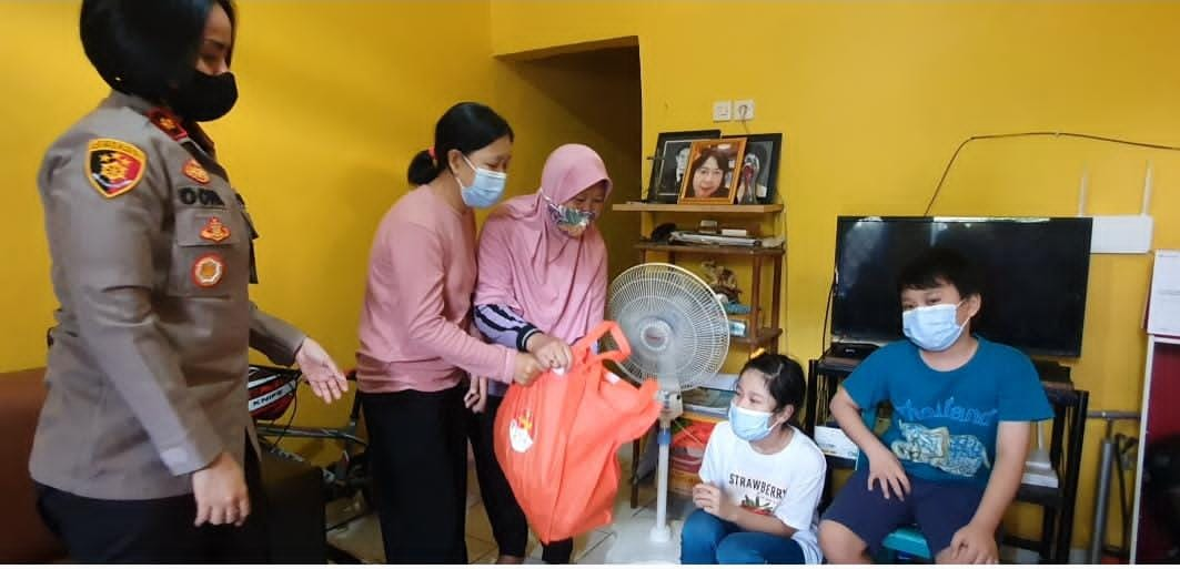 Dua Anak Yatim di Grogol Dapat Bantuan Sembako Dari Polsek Tanjung Duren