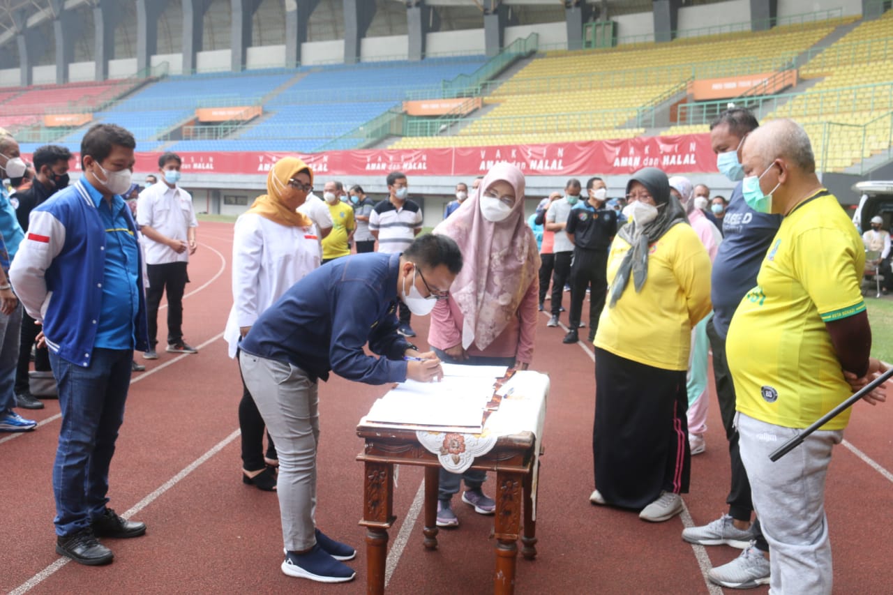 Mou Pemerintah Kota Bekasi Dengan PMI, KNPI dan Karangtaruna Mengenai Percepatan Vaksin di Kota Bekasi