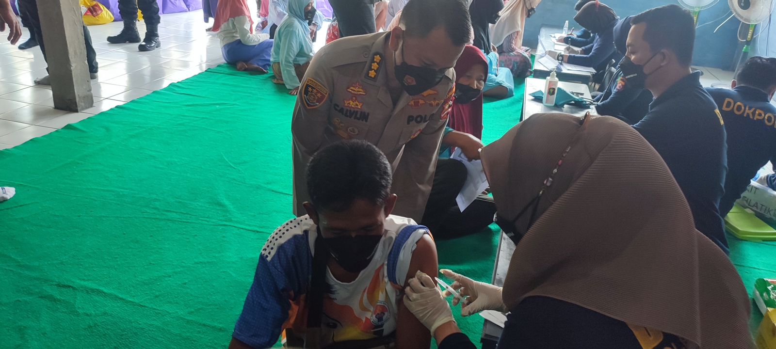 Kunjungi Pulau Sangiang, Polda Banten dan Akabri Angkatan 1999 Gelar Vaksinasi dan Berbagi Sembako
