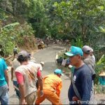 Lama Dibiarkan Rusak, Warga Kecamatan Sobang Turun Gotong Royong Perbaiki Jalan