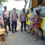 Polsek Tanjung Duren Bagikan Makanan Gratis Untuk Warga Yang Terdampak Wabah Covid-19