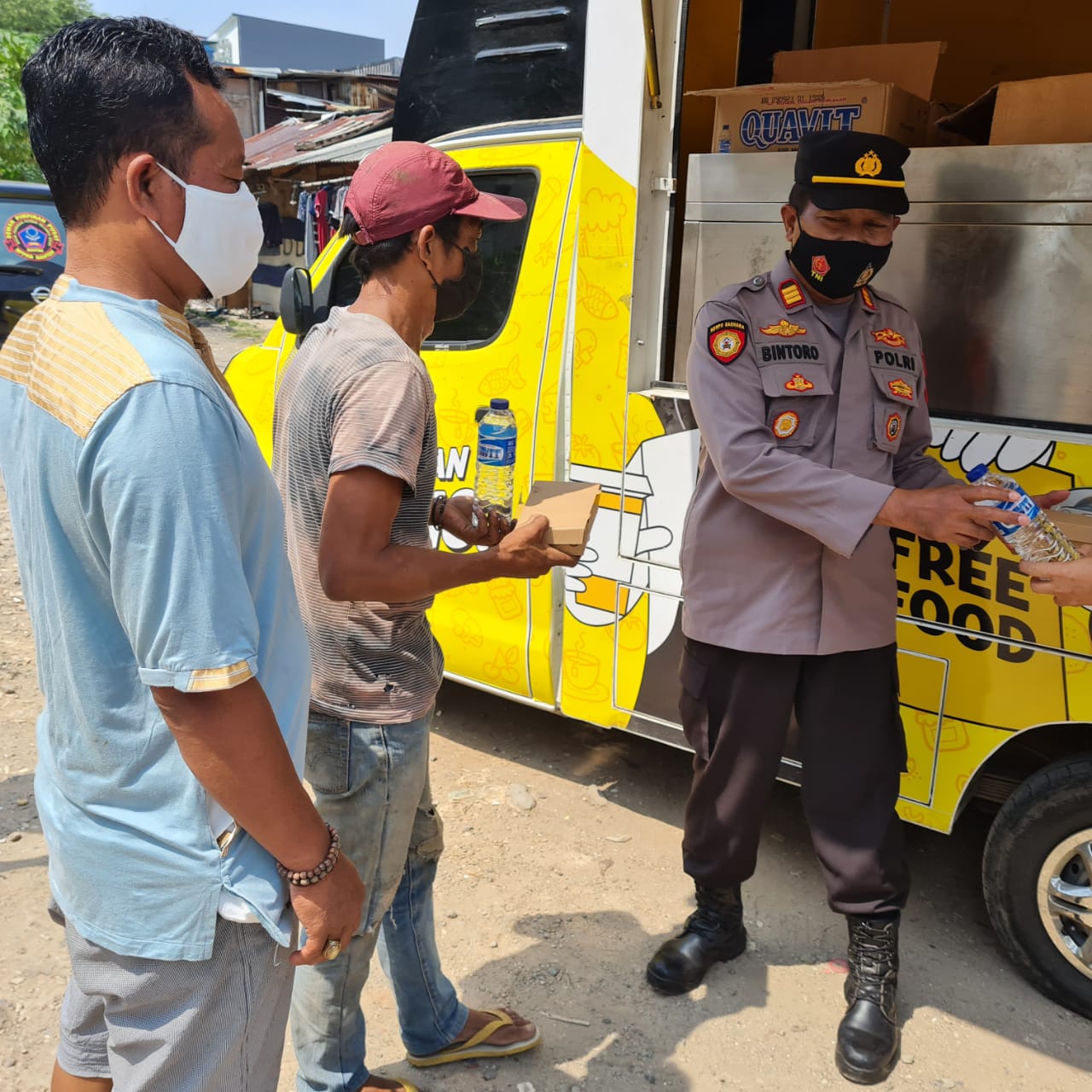 Polsek Tanjung Duren Bagikan Makanan Gratis Untuk Warga Yang Terdampak Wabah Covid-19