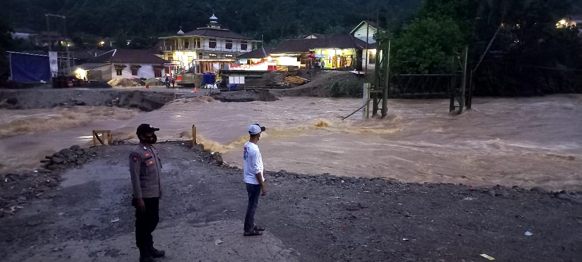 Polsek Lebak Gedong Polres Lebak Monitoring Curah Hujan di Kampung Muhara