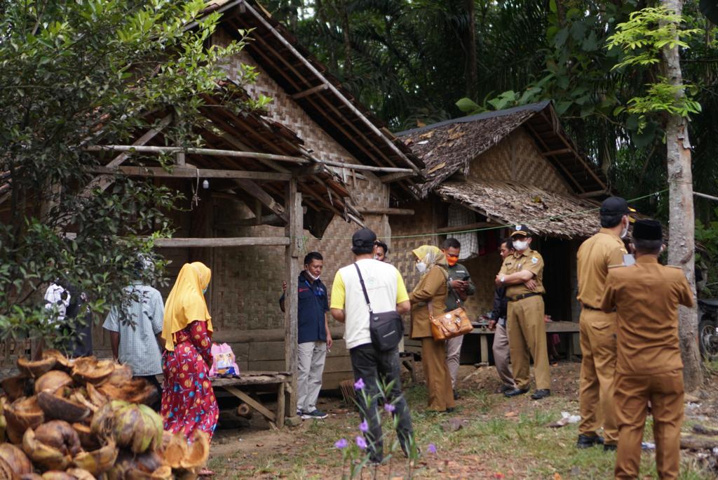 Bupati Irna Berikan Bantuan RTLH Untuk Warga Miskin Cigeulis