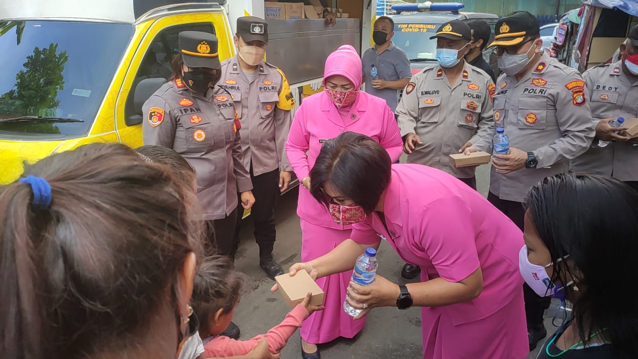 Bhayangkari Ranting Taman Sari Salurkan Ratusan Paket Makanan Sehat