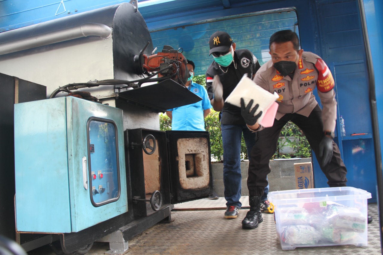 Polres Metro Jakarta Barat Musnahkan Ratusan Sabu