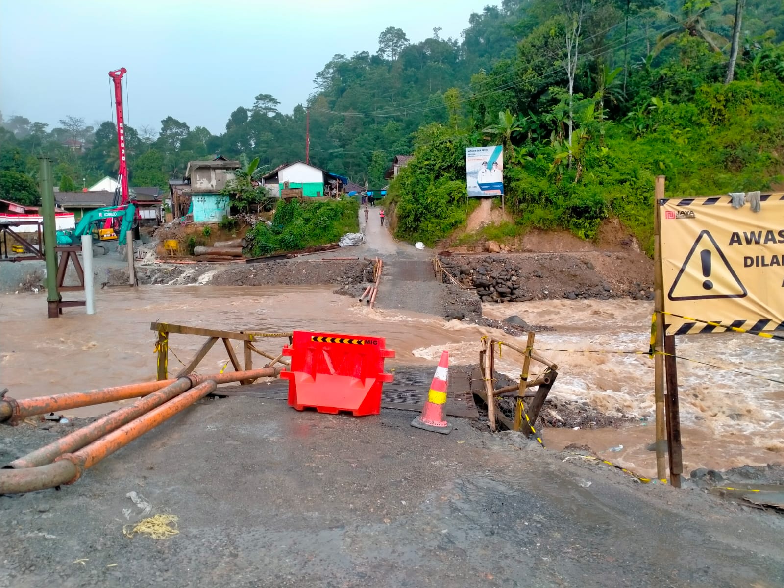 Kapolsek Lebakgedong Monitoring Jembatan Yang Terputus di Muhara