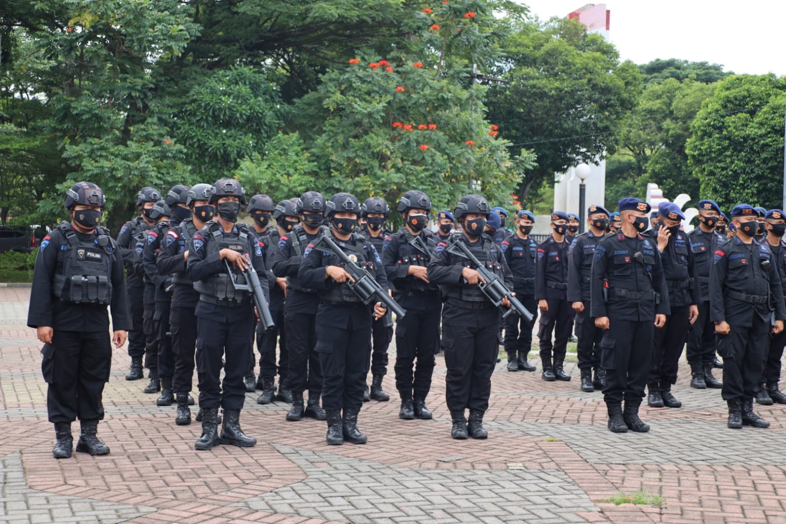 Satbrimob Polda Banten Lakukan Pengamanan Unras Serikat Buruh di Kantor Pemkab Serang