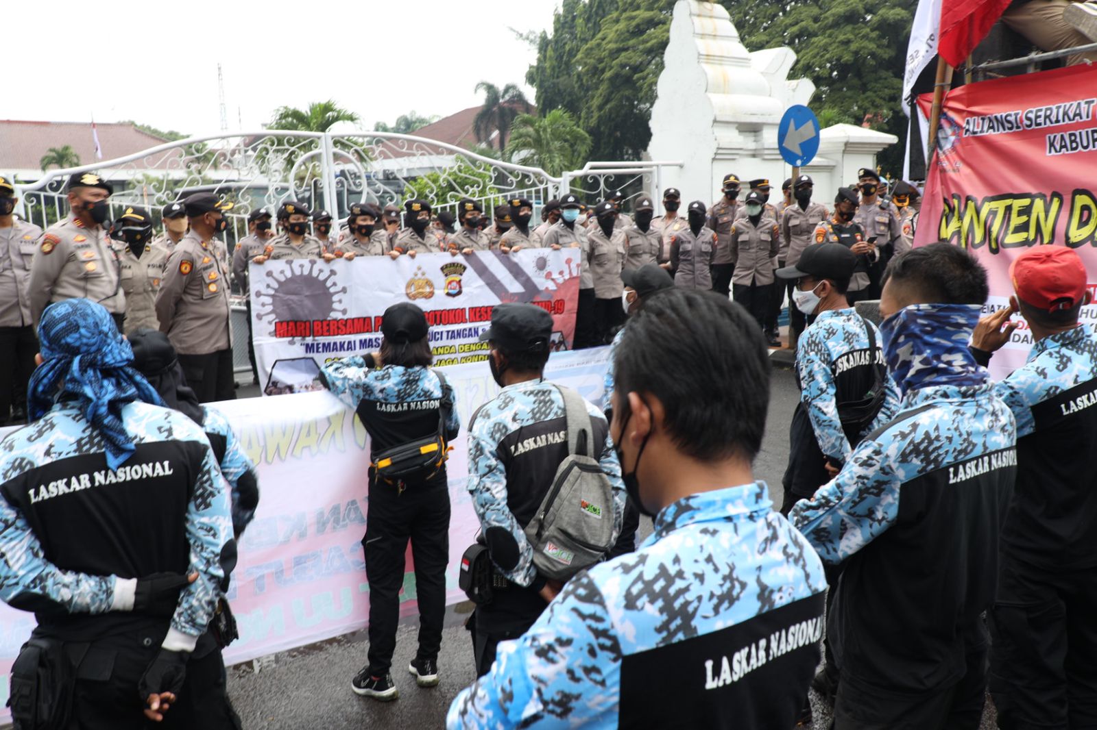 Layani Aspirasi Pengunjuk Rasa, Personel Polwan Polda Banten Tetap Kedepankan Pendekatan Humanis