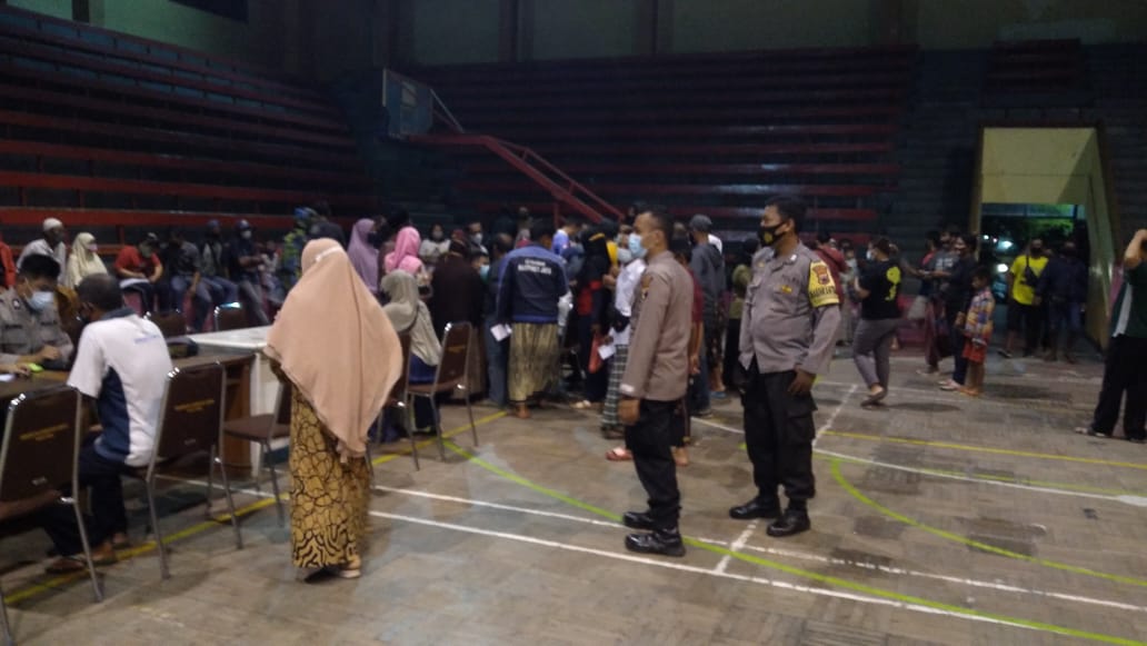 Jamin Keamanan Dan Kelancaran Polsekta Kendal Kawal Vaksinasi Malam Hari