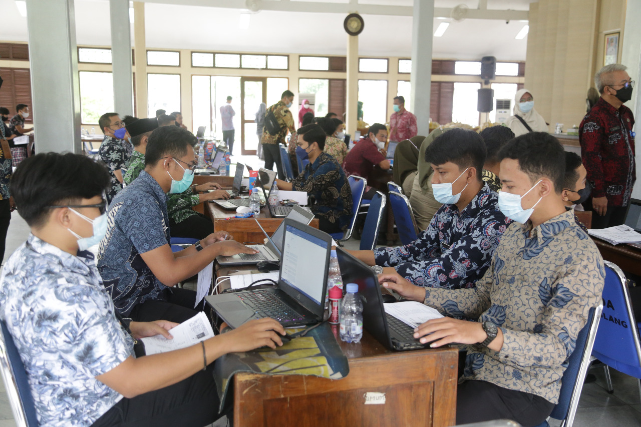 Optimalkan Capaian Vaksinasi, Bupati Pandeglang Instruksikan Seluruh OPD Bantu Input Data Vaksin