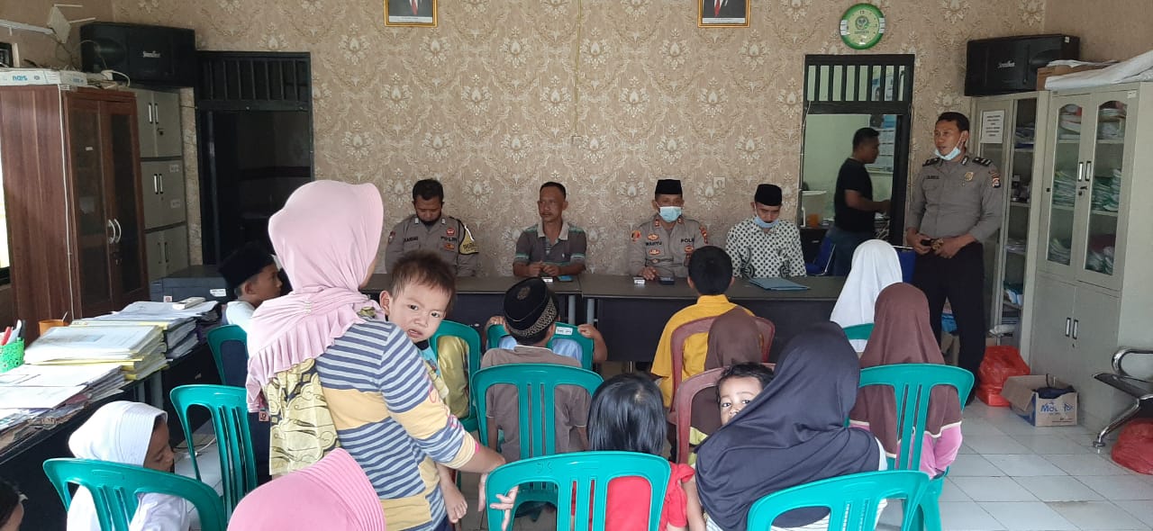 Polsek Baros Polres Serang Kota Berbagi Dengan Anak Yatim Piatu Desa Tamansari