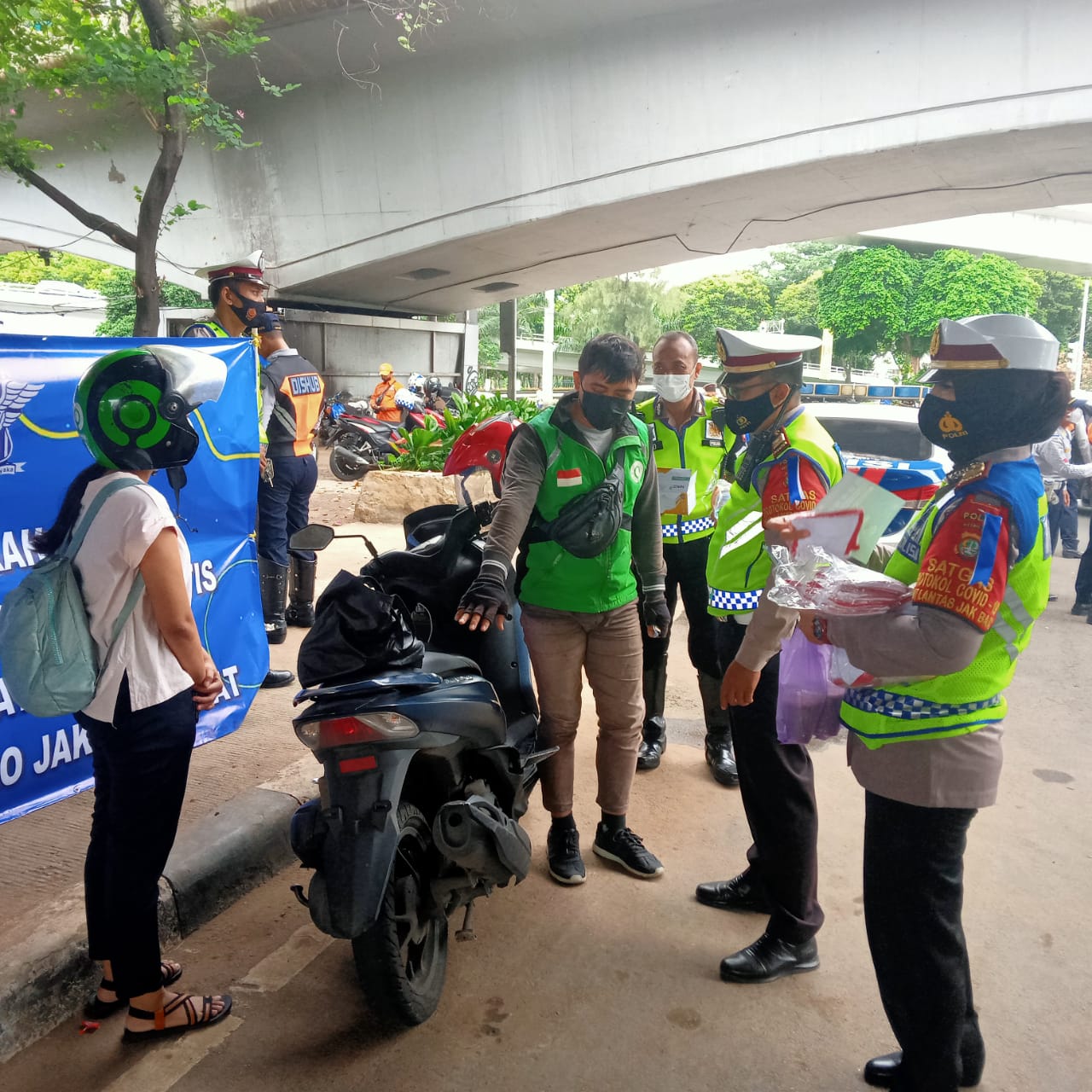 Jumat Berkah, Polantas Jakarta Barat Berikan Paket Makanan Disela Operasi Zebra Jaya 2021