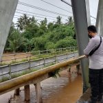 Antisipasi Banjir, Polsek Malingping Cek Debit Air Cilangkahan