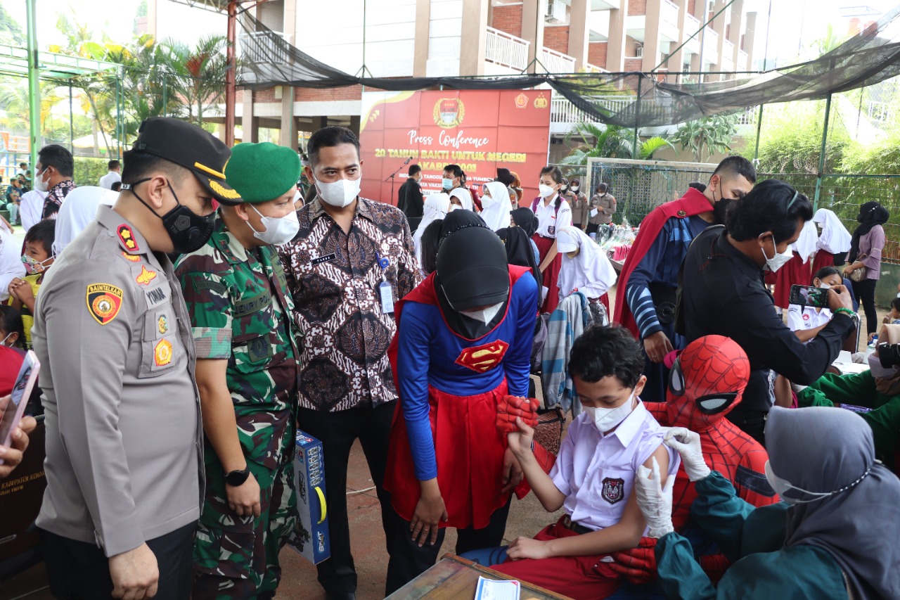 Berkostum Ala Super Hero, Cara Polres Kendal Menarik Anak Untuk Mau Divaksin