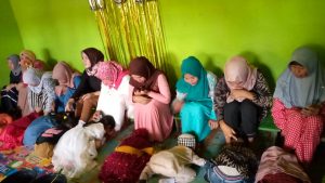 puluhan Murid PAUD Al-Furqon menyambut Hari Ibu Se-Dunia. Selain mencium kaki ibunya mereka juga memberikan bunga kepada masyarakat